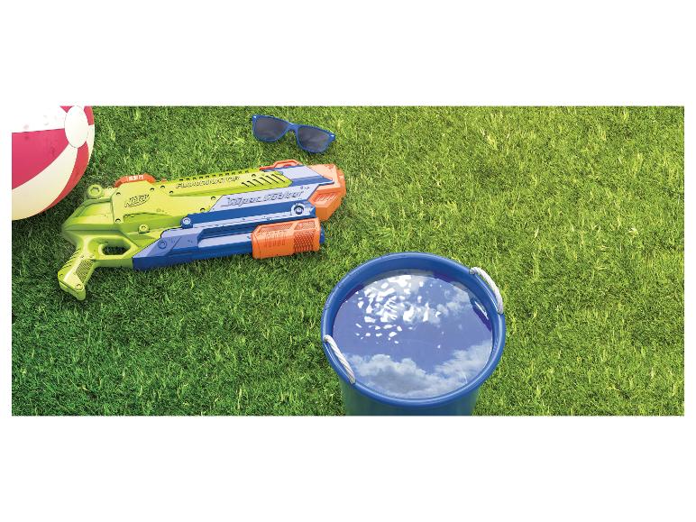 Waterpistool, strandbal, zonnebril en emmer water op het gras.