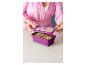 Vrouw in roze badjas bereidt broodjes in een paarse opvouwbare lunchbox.