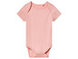 Een roze baby romper met korte mouwen.