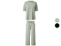 Een comfortabele lichtgroene pyjamaset met t-shirt en broek.