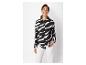 Zwart-wit gestreepte zebraprint blouse en witte broek.