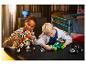 Twee kinderen spelen met LEGO Ninjago en Monkie Kid sets op een tafel.