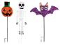 Halloween decoraties: pompoen, skelet en vleermuis op stokken.