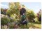 PARKSIDE® elektrische bladzuiger en -blazer PELSB 2600 A1 in gebruik in een tuin