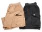 Twee cargoshorts, één beige en één zwart, met elastische tailleband en trekkoord.