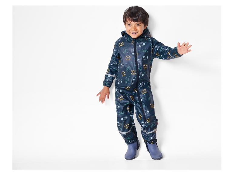 Een kind draagt een blauwe regenjas met tijger- en olifantenprint.
