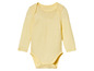 Een gele baby romper met lange mouwen.