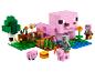 LEGO Minecraft set met een groot roze varken, figuren en een tuin.