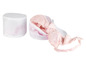 Een roze beha in een witte waszak voor delicaat wasgoed.