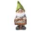 Tuinkabouter met een houten 'WELCOME' bord.