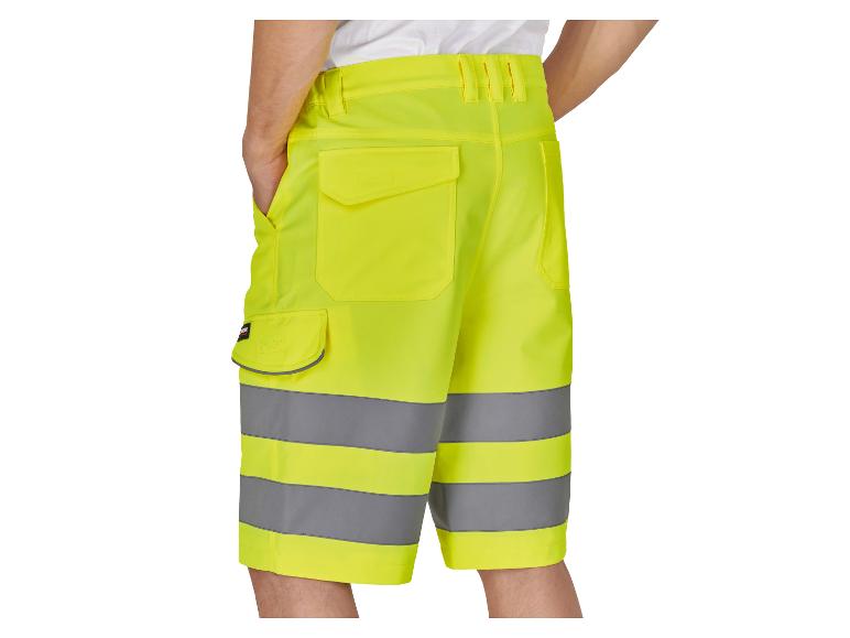 Gele werkshorts met reflecterende strepen.