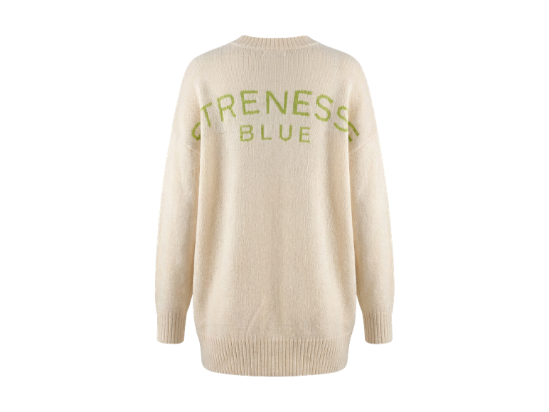 Beige oversized gebreide trui met groene tekst op de rug.