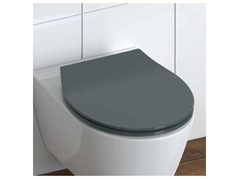 Een donkergrijze toiletbril op een wit toilet.