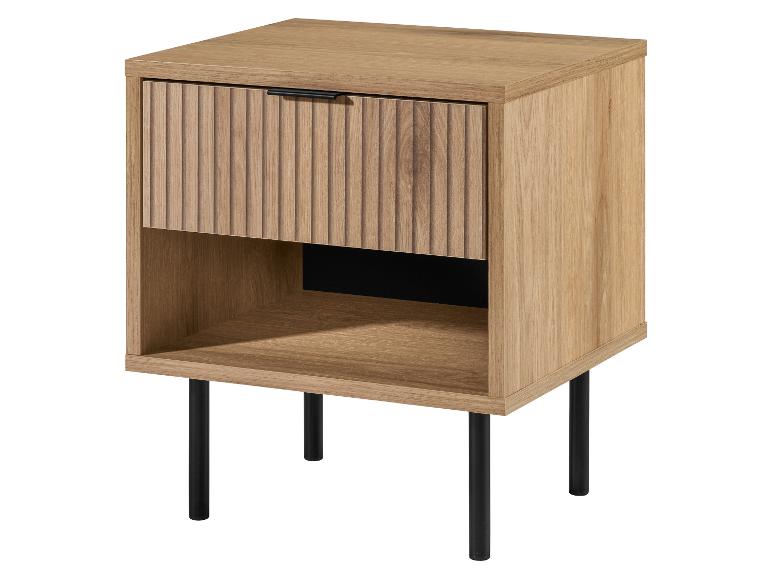 Licht houten nachtkastje met geribbelde lade en zwart handvat, op zwarte poten.