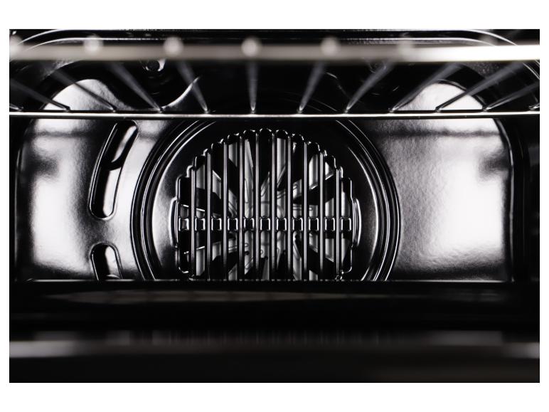 Oveninterieur met zichtbare heteluchtventilator en rooster.