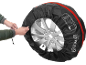 Zwarte wielhoes met rode streep en logo, een persoon past deze aan op een autovelg.