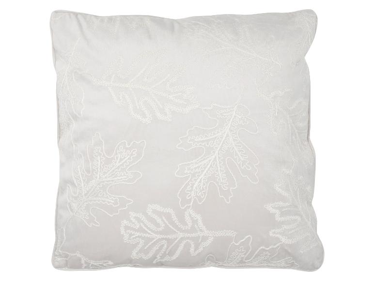 Wit decoratief kussen met witte bladpatronen.