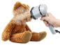 Kledingstomer verfrist de stof van een bruine teddybeer.