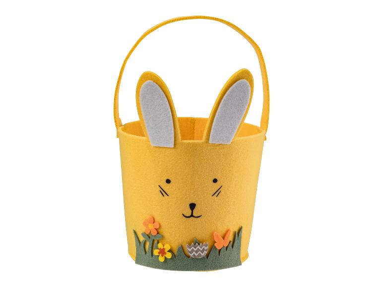 Een geel paasmandje in de vorm van een konijn