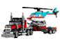 Een rode LEGO vrachtwagen trekt een blauwe helikopter.