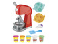 Een rode Play-Doh-mixer met accessoires en vijf potjes Play-Doh-klei.