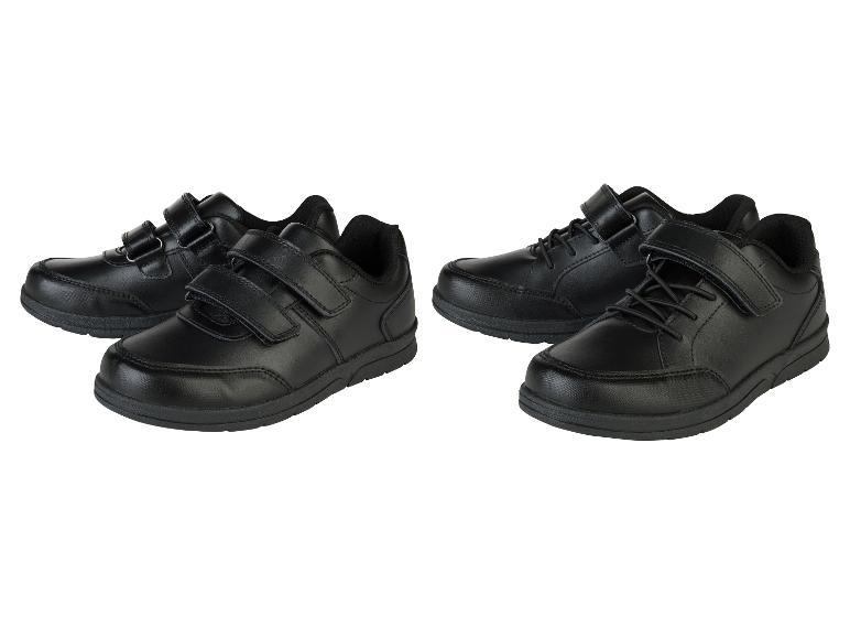 Twee paar zwarte kinderschoenen.