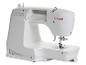 Witte naaimachine met rood logo op een witte achtergrond