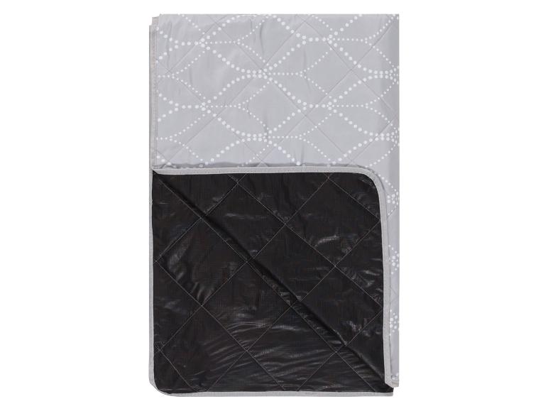 Omkeerbare grijze en zwarte deken met stippenpatroon.