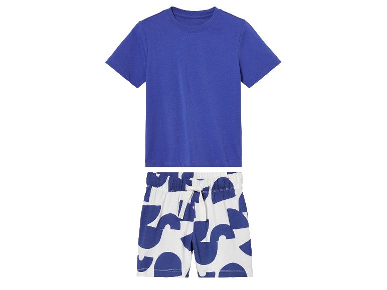 Blauw t-shirt en shorts met blauw-wit geometrisch patroon.
