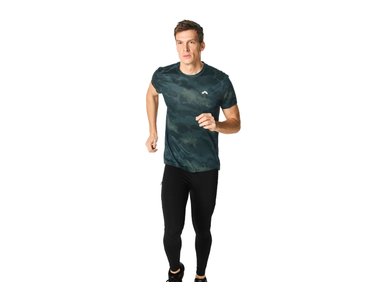 Mannelijke hardloper in camouflage T-shirt en zwarte legging.