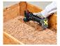 Accu-multitool met accu in houten kist, vastgehouden door een gehandschoende hand.
