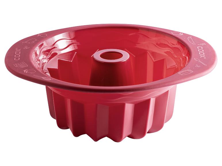 Een rode, geflute cakevorm van Coox.