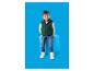 Jongen in groen gewatteerd vest, wit T-shirt en blauwe jeans, zittend op een blauwe cilinder.
