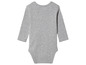 Een grijze baby romper met lange mouwen.