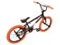 Zwarte BMX-fiets met oranje banden en handvatten