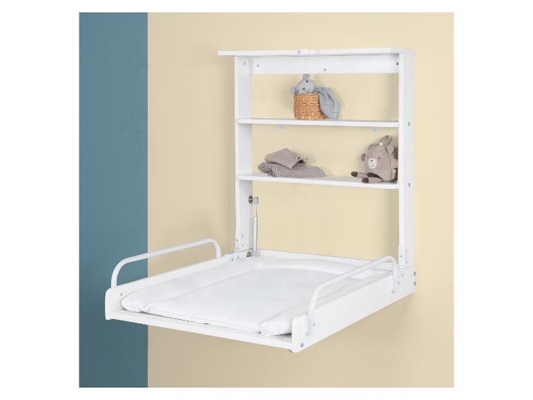 Witte wandgemonteerde commode met planken en babyartikelen.