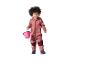 Lachend meisje in roze overall met emmer.
