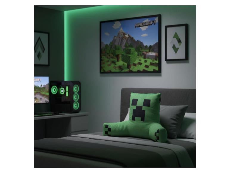 Groen gepixelde karakter rugkussen op een bed in een gamer-thema kamer.