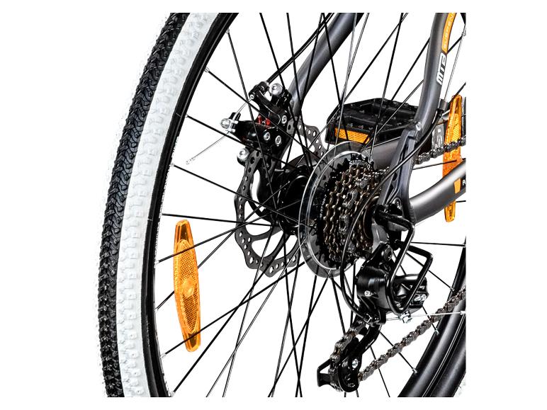 Detail van een fietsachterwiel met witte en zwarte banden, schijfremmen en Shimano-versnellingen.