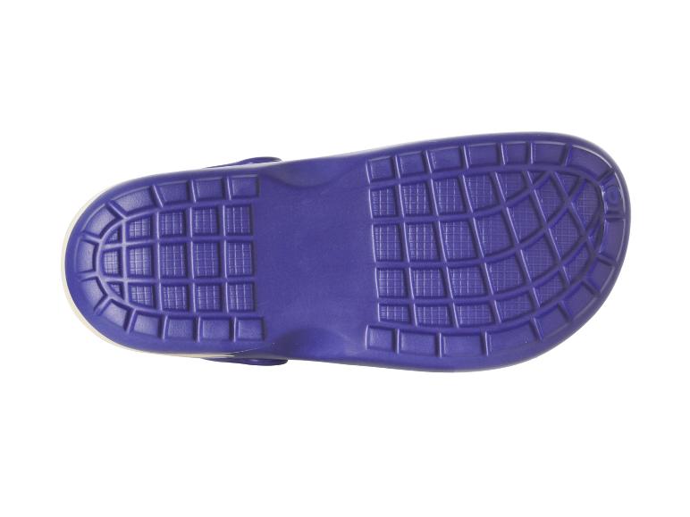 Onderkant van blauwe klompen.