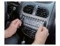 Man demonteert autoradio met verwijderingsgereedschap
