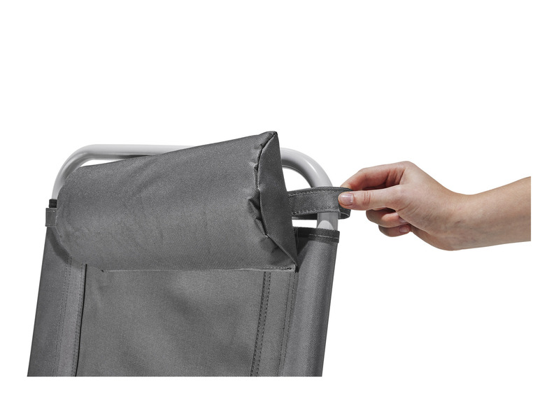 Een grijze vouwstoel met een hoofdsteun die wordt aangepast.