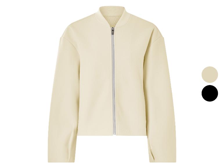 Een crèmekleurige bomberjack met rits.