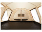 Interieur van een grote, beige tent met meerdere ingangen.