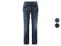 Donkerblauwe herenjeans met vervaagde plekken, met twee kleurstalen ernaast.