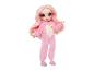 Rainbow High pop met roze haar, in een roze pluizige pyjama met 'RH'-logo.