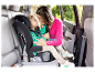 Een moeder omhelst haar kind in een Doona autostoel.