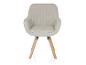 Beige stoffen stoel met houten poten.