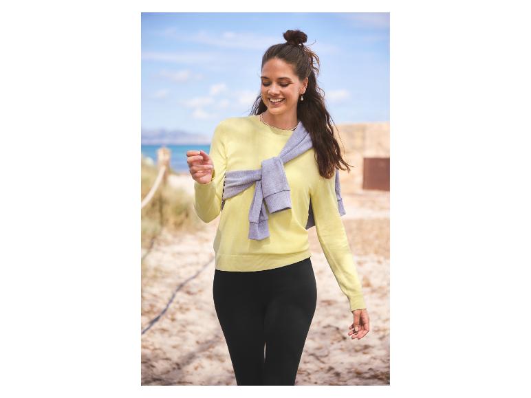 Pastelgele trui en zwarte leggings, casual stijl, strand.