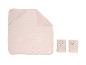 Roze gestreepte babydeken met capuchon en twee washandjes met berengezicht.
